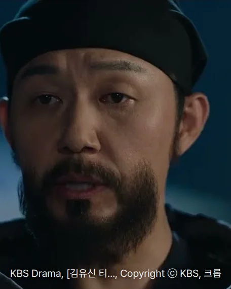 「문무」 김유신 티저 속 김유신 역 박성웅. 검은 두건 차림에 수염을 기른 얼굴로 앞을 보며 말하는 모습입니다.